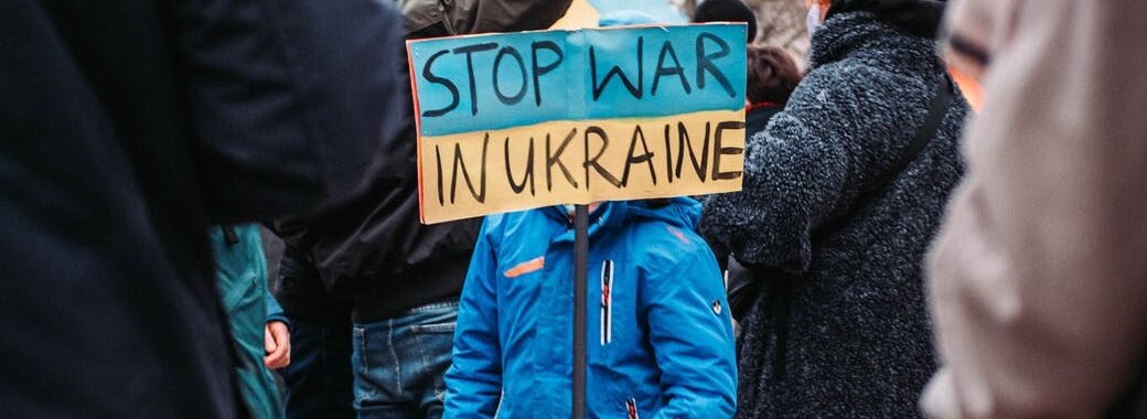 Πώς να μιλήσουμε στα παιδιά για τον πόλεμο στην Ουκρανία